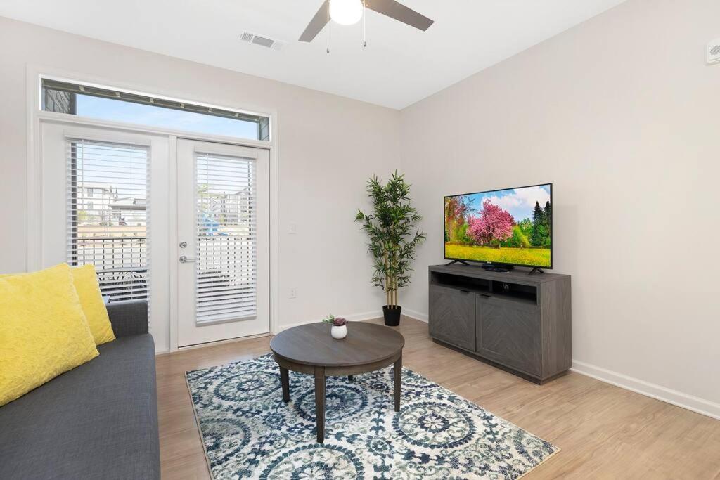 Stylish New Condo In Concord Exterior photo